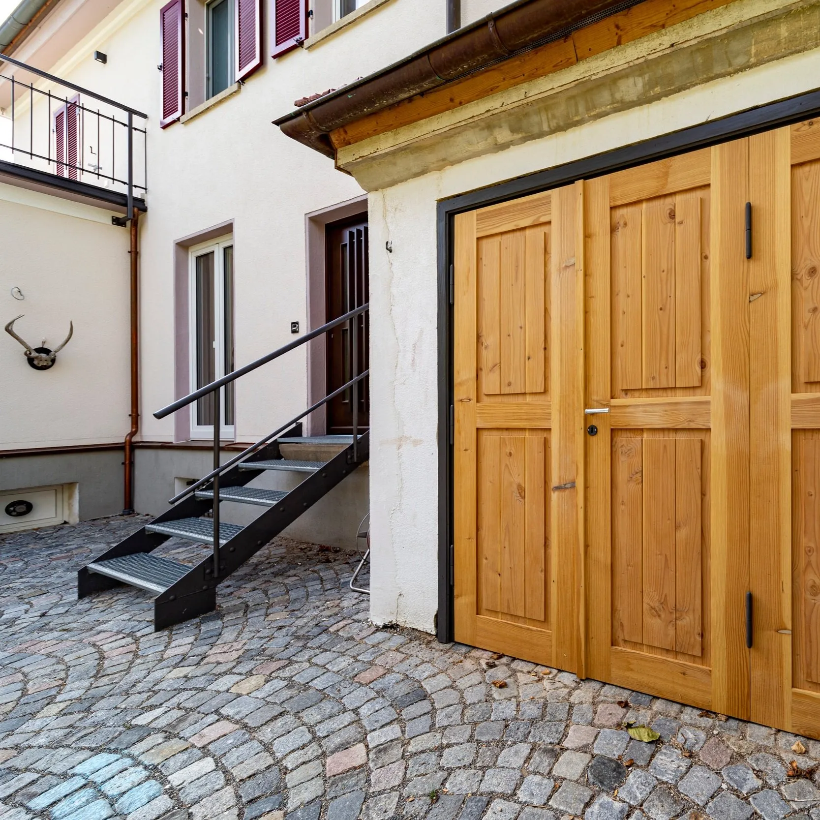 Unbehandeltes Douglasienholz an einer Neckarsulmer Stadtvilla